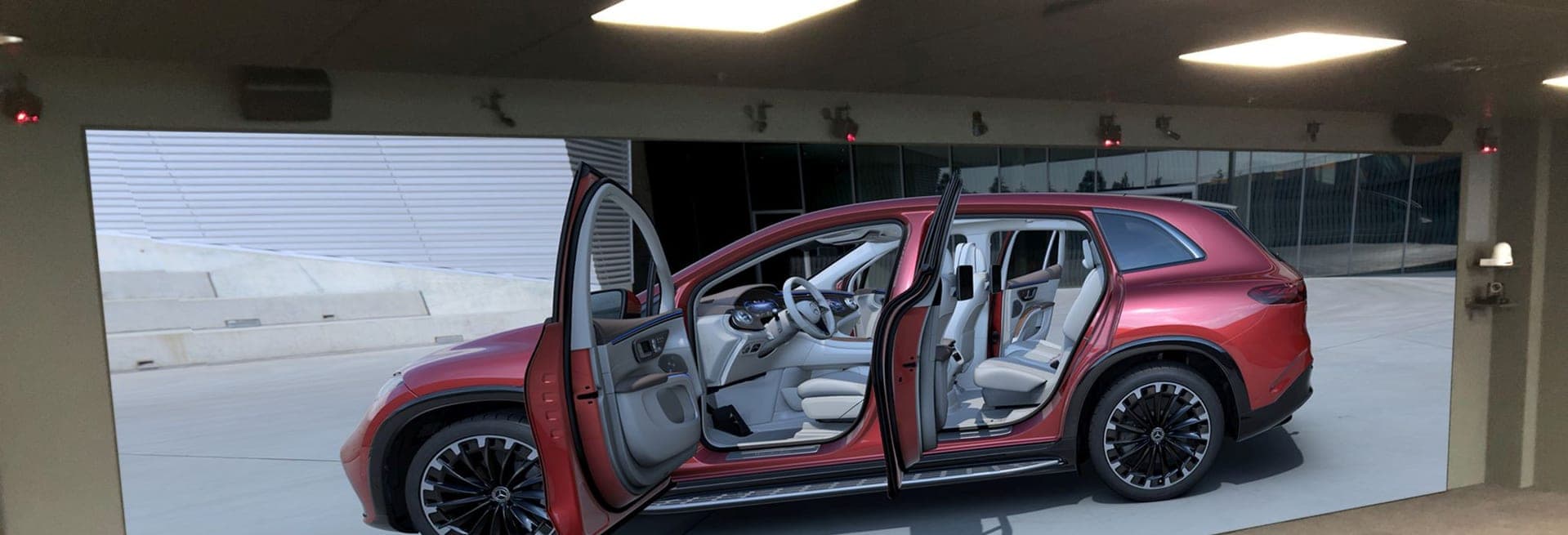 Mercedes-Benz Fahrzeugvisualisierung an der Powerwall im VR Center in Sindelfingen