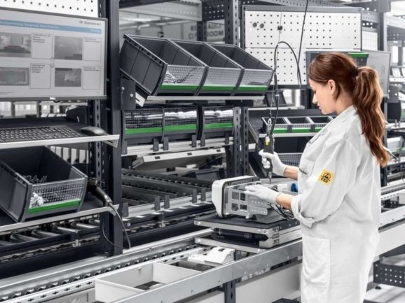 Manuelle Montagestation mit digitaler Arbeitsanweisung am Bildschirm